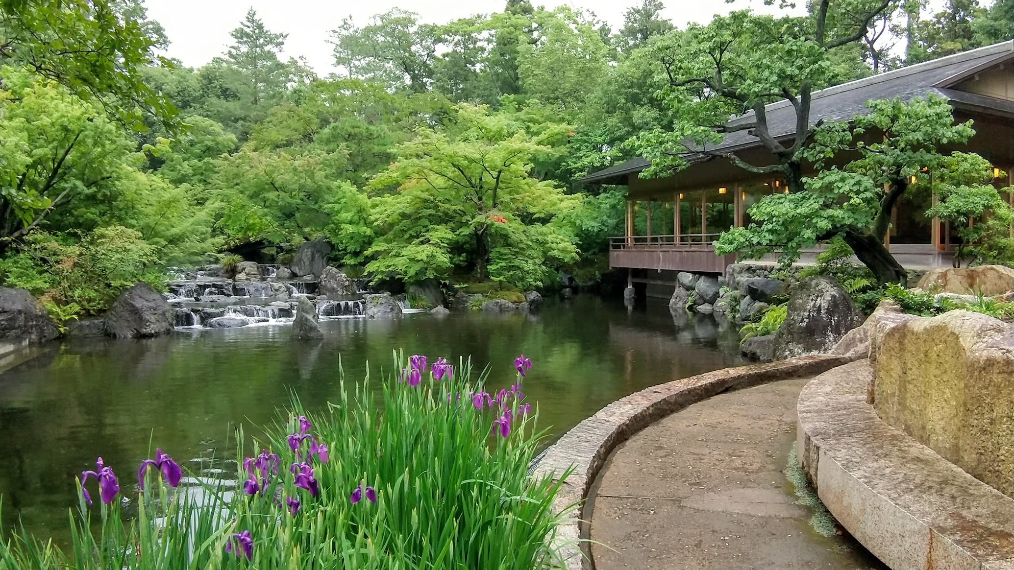 寒川神社の神嶽山神苑 かんたけやましんえん で石舞台 神楽舞と雅楽の奉奏を見学しました 神様のとなりに名酒あり